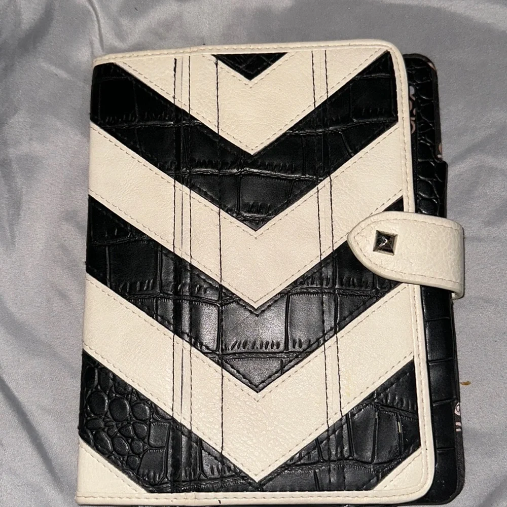 Jessica Simpson ipad case Chevron black and white case with five card slots